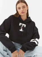 TOMMY JEANS Sp Crop Letterman Flag Hoodie Kadın Siyah Sweatshirt ürününü fashadora.com.tr üzerinden güvenle satın alabilirsiniz.